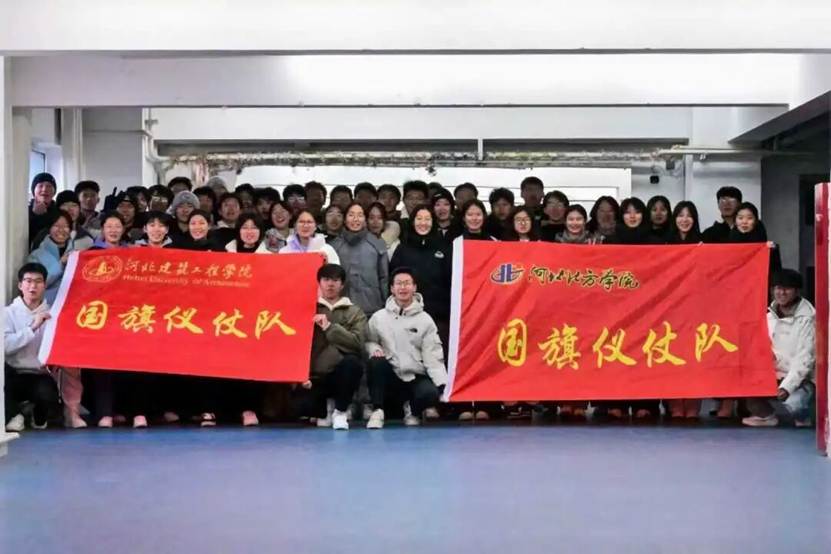 人们在看台上的人演出 AI 生成的内容可能不正确。