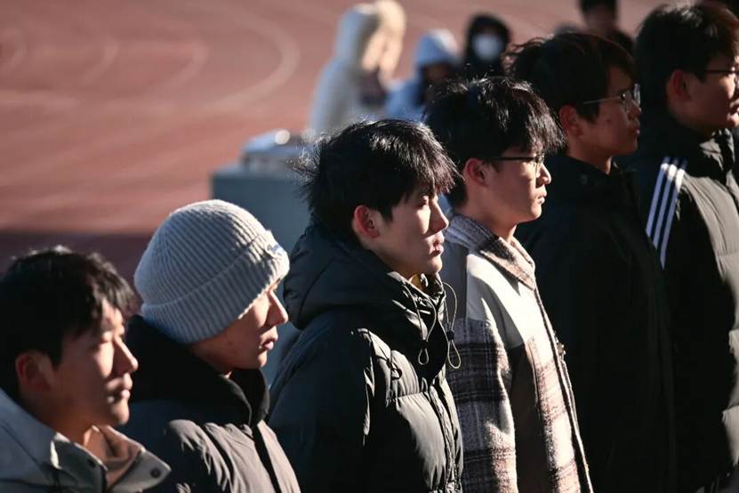 人站在人群中打电话 AI 生成的内容可能不正确。