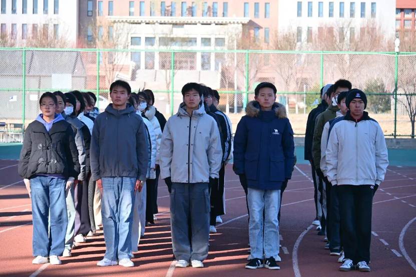 一群人站在一起 AI 生成的内容可能不正确。