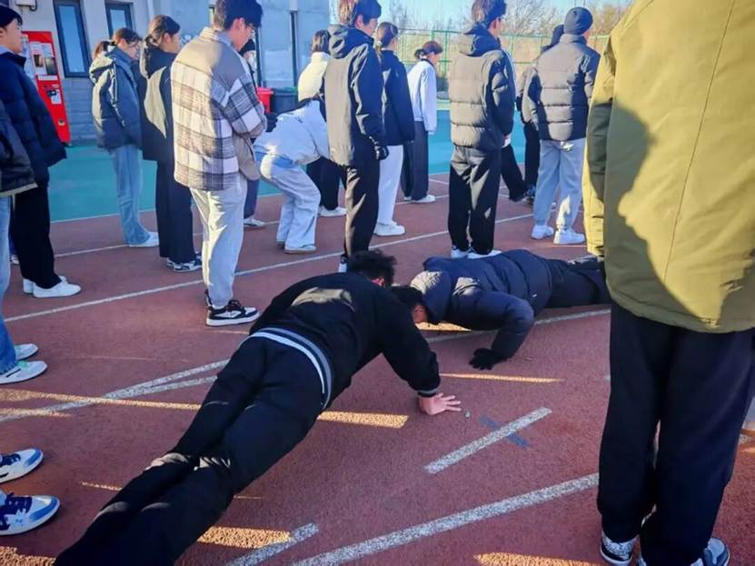 一群人站在地上 AI 生成的内容可能不正确。