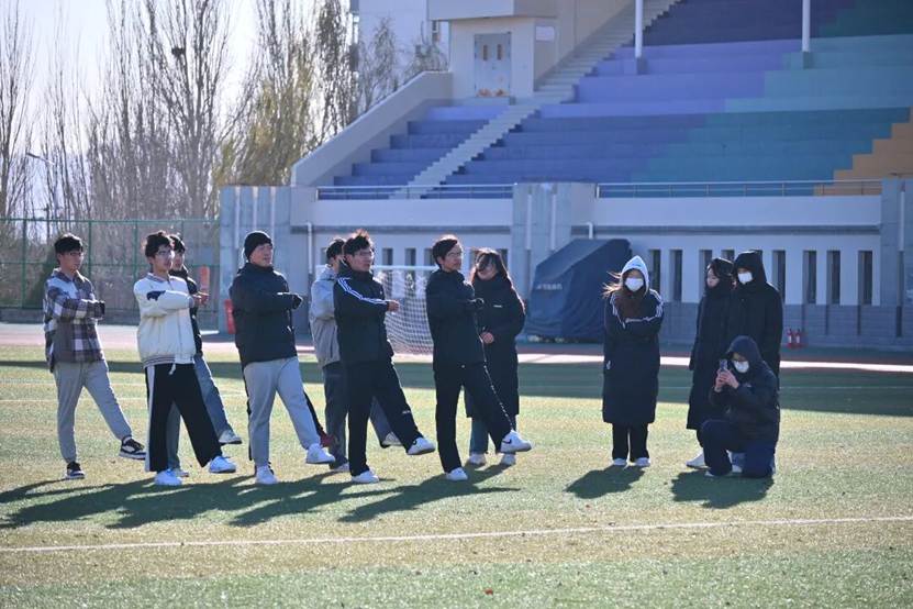 一群人站在草地上 AI 生成的内容可能不正确。