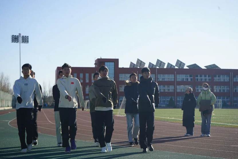 一群人站在路上 AI 生成的内容可能不正确。