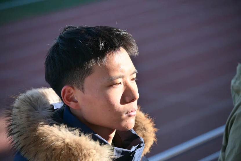 人在打电话 AI 生成的内容可能不正确。