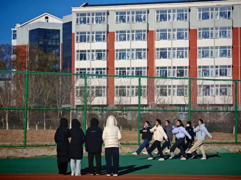 一群人站在建筑的摆设布局 AI 生成的内容可能不正确。